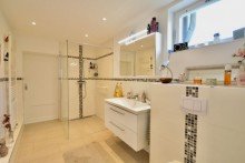 Kürzlich saniertes Duschbad mit Tageslicht VERKAUFT! STADTREFUGIUM FÜR INDIVIDUALISTEN & KREATIVE