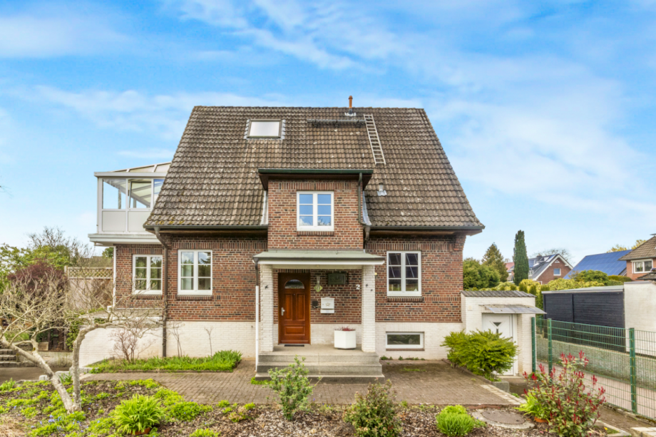 Eingangsansicht mit gepflegtem Vorgarten Einfamilienhaus Großhansdorf