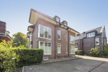 Rückseite des Hauses mit rückwärigem Garagenhof IHR SENIORENGERECHTER RUHESITZ IM HERZEN DES AHRENSBURGER VILLENVIERTELS