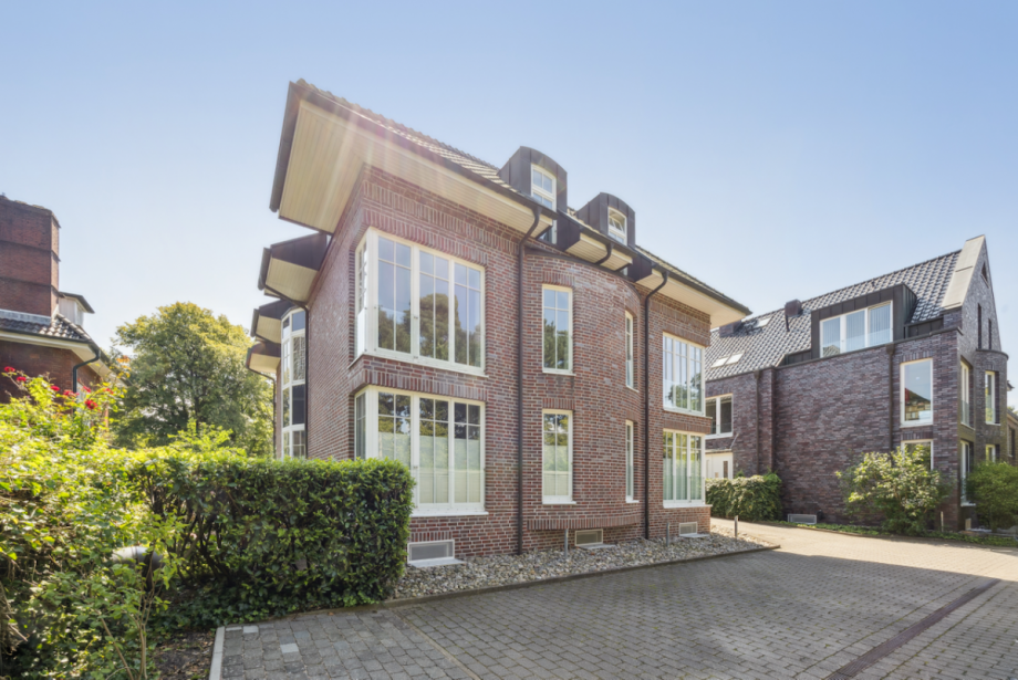 Rückseite des Hauses mit rückwärigem Garagenhof Etagenwohnung Ahrensburg