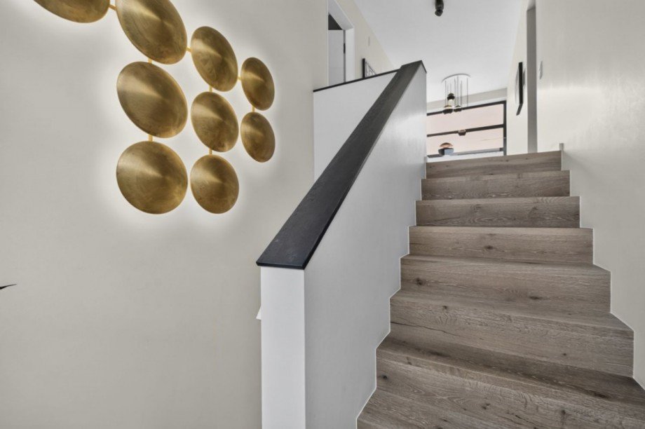 Massive Treppe mit Echtholzstufen zum OG Villa Großhansdorf