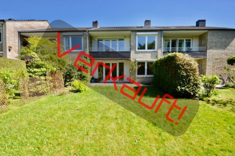 Ein Exklusivangebot im Alleinauftrag der 4Tree Capital Real Estate GmbH Hamburg - Volksdorf Reihenmittelhaus VERKAUFT! GERÄUMIGER STADTHAUS-TRAUM MIT SONNIGEM GARTEN IN IDYLLISCHER TOP-LAGE