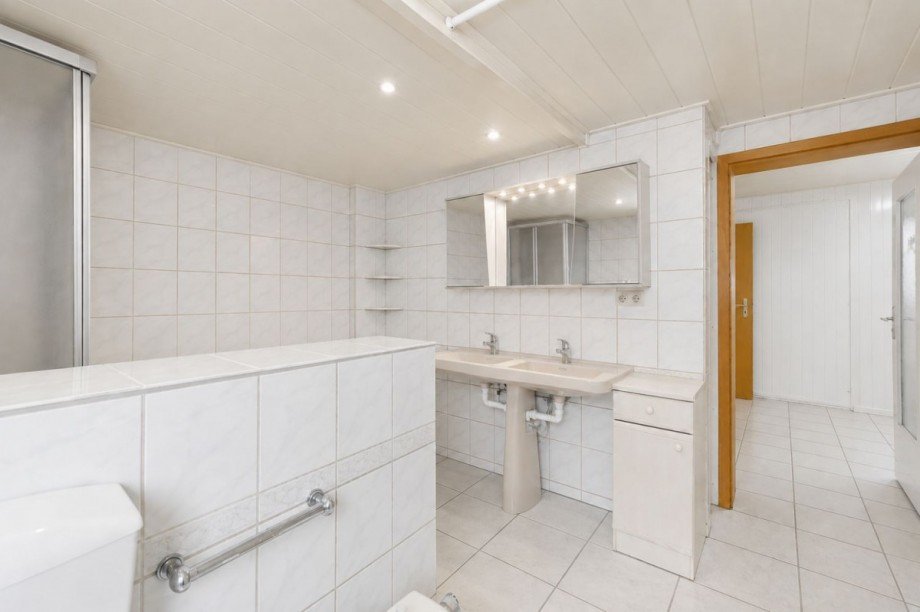 Bad mit Wanne u. Dusche im EG Einfamilienhaus Dassow