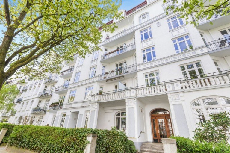 Ein Exklusivangebot im Alleinauftrag der 4TREE CAPITAL Real Estate GmbH Hamburg - Eppendorf Etagenwohnung HERRSCHAFTLICHER JUGENDSTIL-TRAUM IM HERZEN VON EPPENDORF