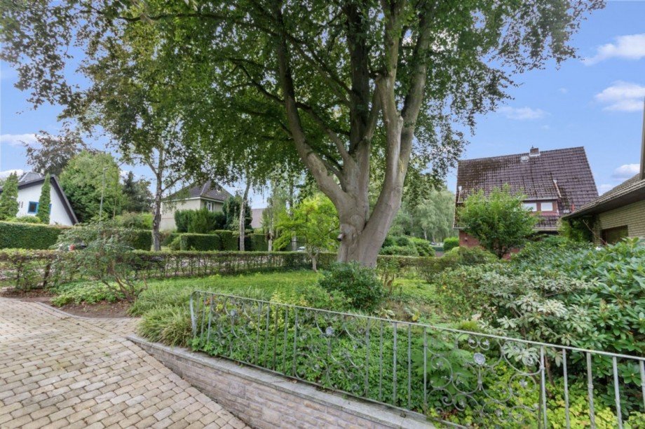 Vorgarten mit Garagenzufahrt Einfamilienhaus Großhansdorf