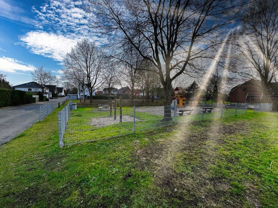 Großer Spielplatz in direkter Nachbarschaft Wohngrundst�ck Stockelsdorf