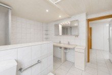 Bad mit Wanne u. Dusche im EG RAUM FÜR FAMILIE. PLATZ FÜR IDEEN. EIN HAUS MIT GESCHICHTE IN OSTSEENÄHE.