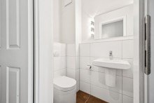 Modernes Gäste-WC IHR SENIORENGERECHTER RUHESITZ IM HERZEN DES AHRENSBURGER VILLENVIERTELS