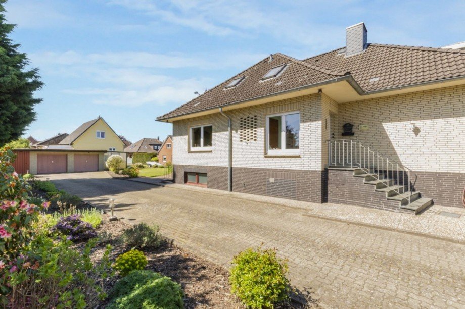 Grundstücksauffahrt zur Garagenanlage Einfamilienhaus Grünendeich