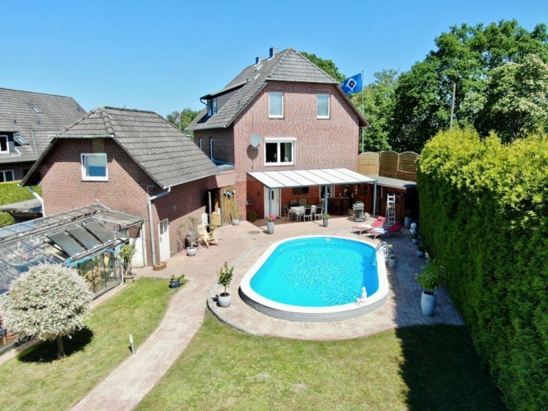 Erfolgreich im Mandantenauftrag verkauft! Hamburg - Neuengamme Einfamilienhaus VERKAUFT! WOHNEN MIT ELBBLICK & POOL- PERFEKT FÜR PFERDEFREUNDE & SELBSTVERSORGER