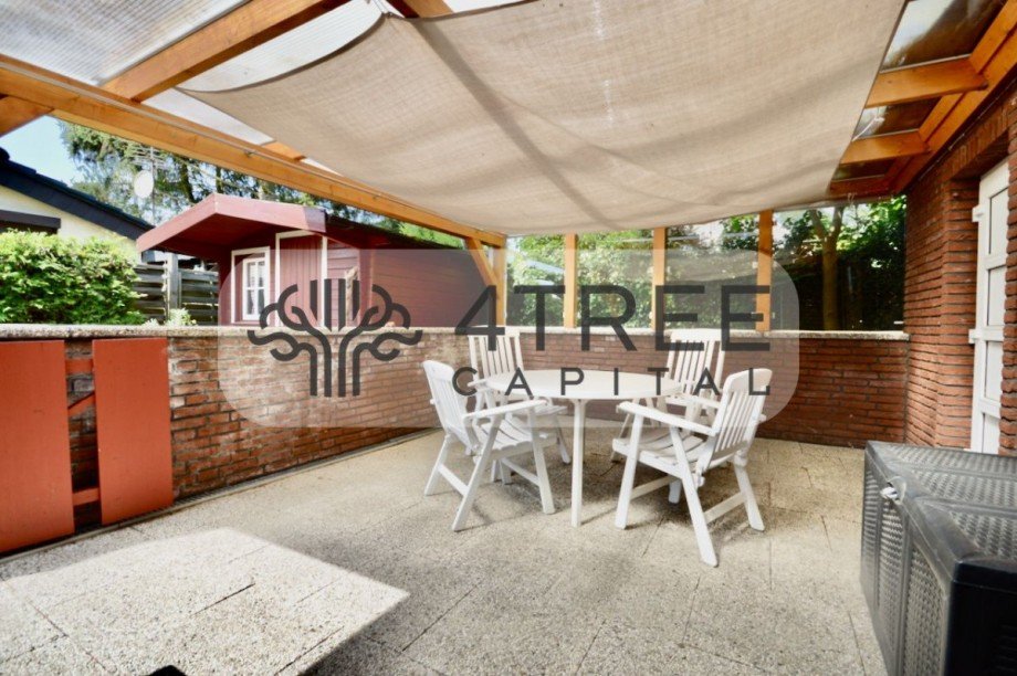 Überdachte Terrasse mit Sonnensegel Bungalow Lübeck