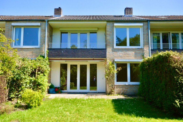 Gartenansicht des Hauses Hamburg - Volksdorf Reihenmittelhaus VERKAUFT! GERÄUMIGER STADTHAUS-TRAUM MIT SONNIGEM GARTEN IN IDYLLISCHER TOP-LAGE