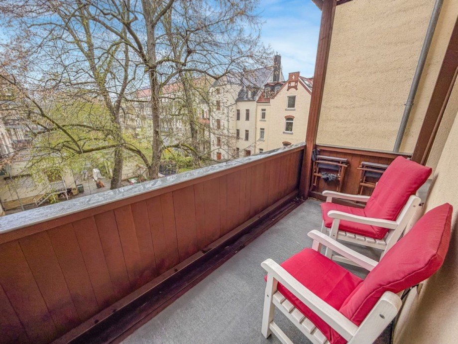 Gemütlicher Balkon mit Blick in den Innenhof Etagenwohnung Leipzig