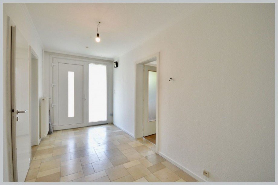 Zentrale Diele mit viel Helligkeit Reihenhaus Hamburg