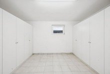 Großer Kellerraum mit Einbauschränken IHR SENIORENGERECHTER RUHESITZ IM HERZEN DES AHRENSBURGER VILLENVIERTELS