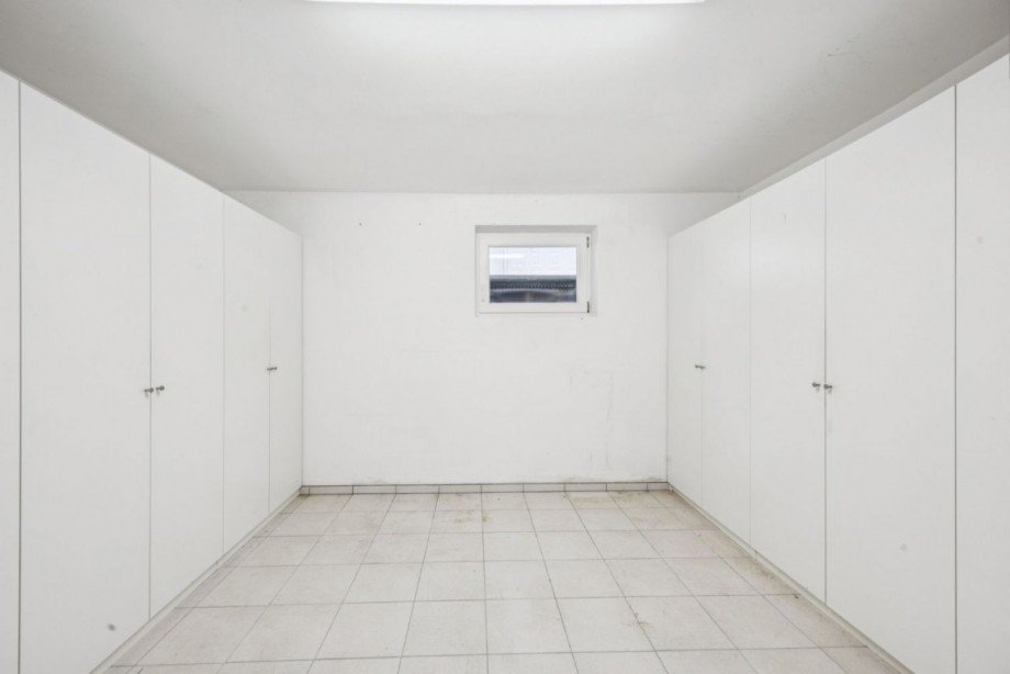 Großer Kellerraum mit Einbauschränken Etagenwohnung Ahrensburg
