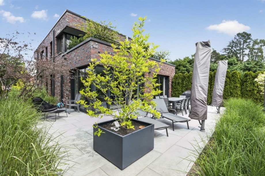 Idyllische Südansicht mit oberer Terrasse Villa Großhansdorf