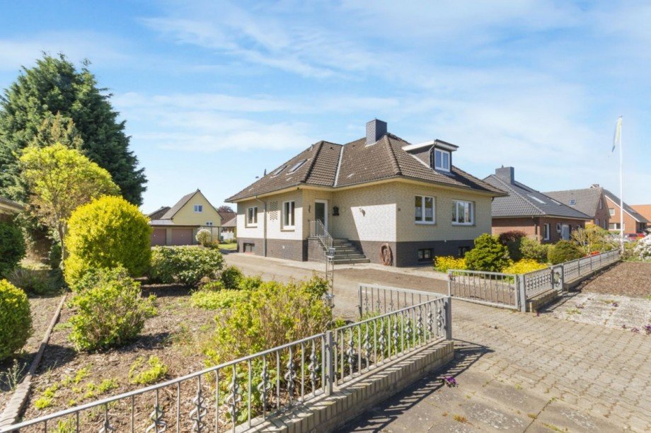 Straßenansicht von Osten Einfamilienhaus Grünendeich