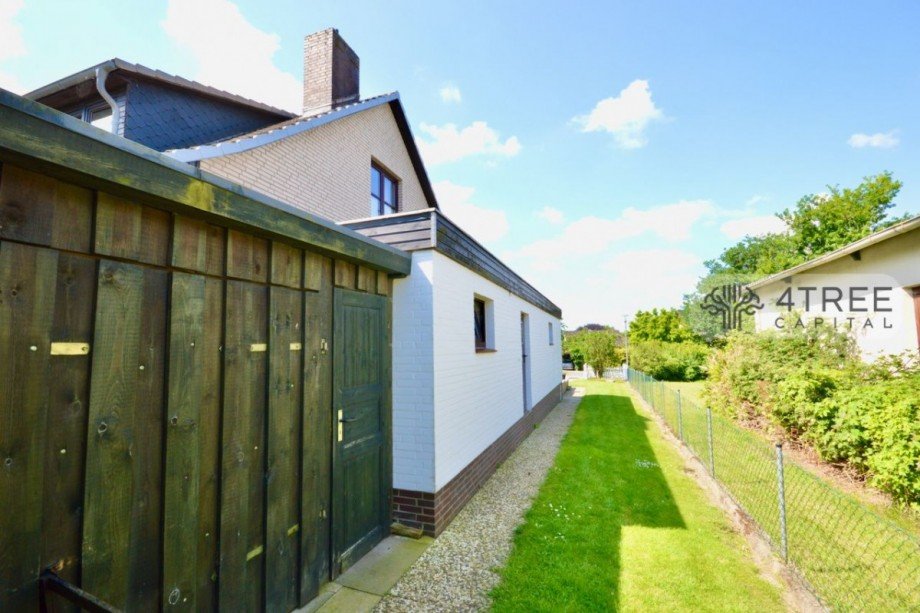 Zuwegung zum hinteren Grundstück Einfamilienhaus Klein Rönnau