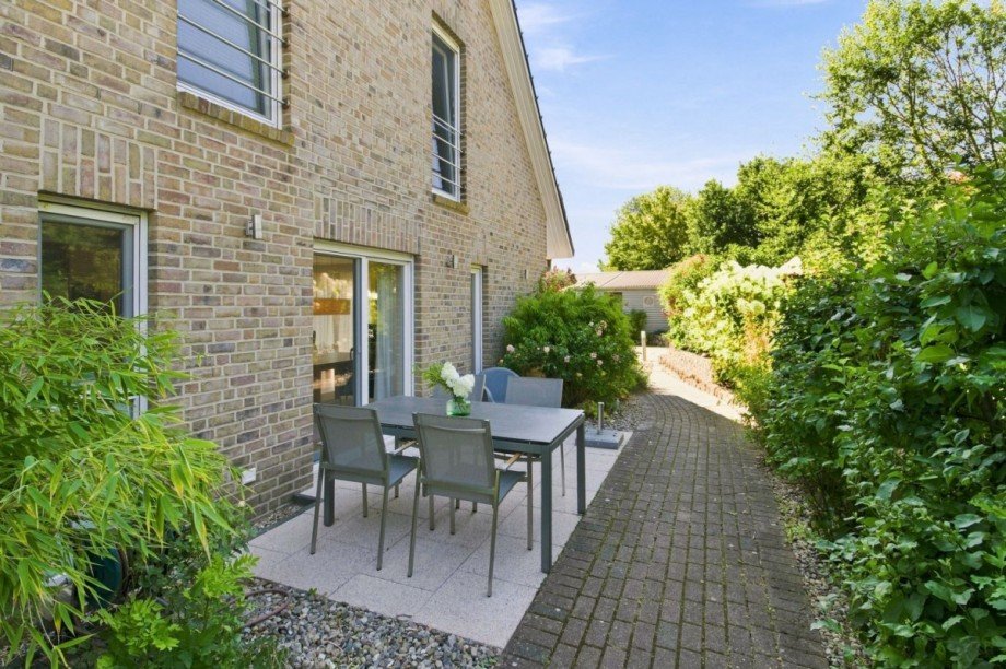 Giebelseitiger Hauszugang mit Terrasse Doppelhaush�lfte Reinfeld