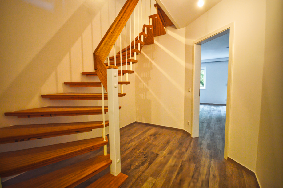 Große Diele mit Treppe zum OG Doppelhaush�lfte Pinneberg