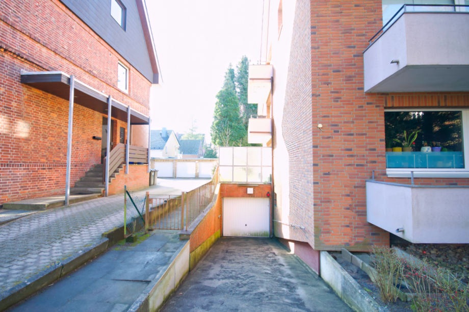 Zufahrt zur TG mit elekt. Torantrieb Erdgeschosswohnung Hamburg