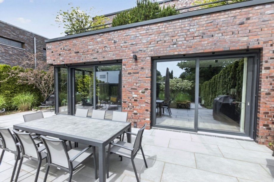 Moderne Terrassenbereiche im EG Villa Großhansdorf