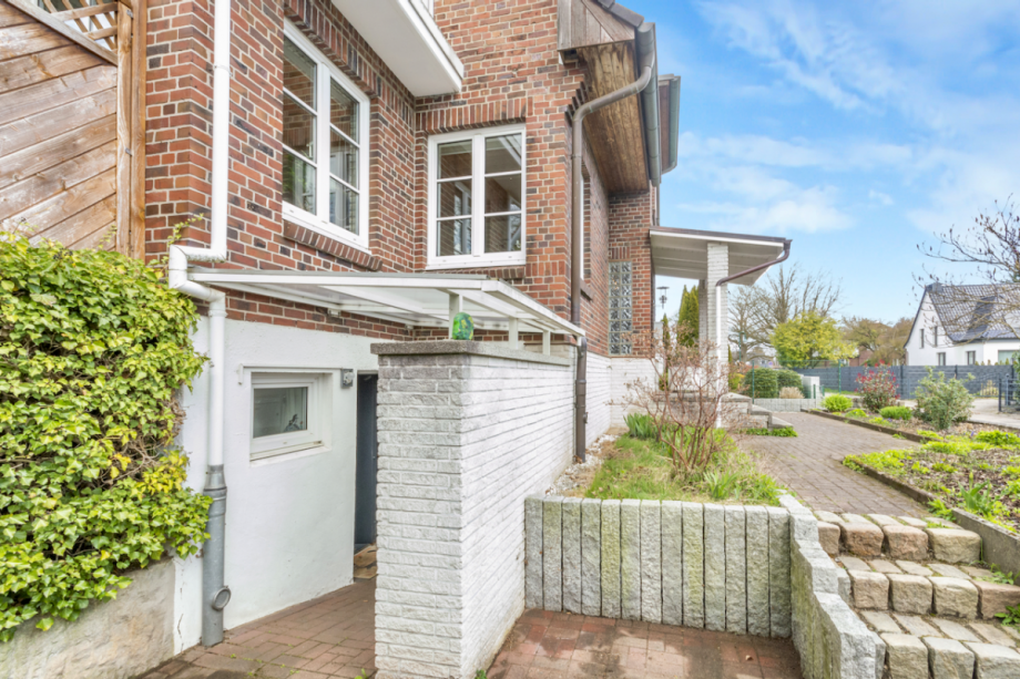 Separater Kellereingang mit Überdachung Einfamilienhaus Großhansdorf