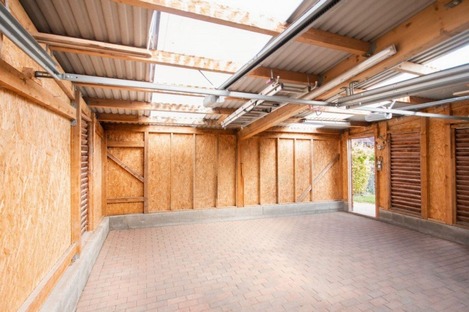 Geschlossenes Doppelcarport mit elektrischen Toren Doppelhaush�lfte Reinfeld