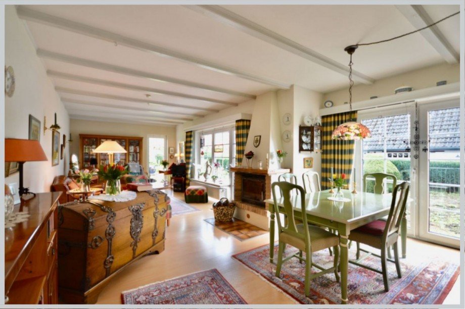 Heller Wohn- und Essbereich mit hohen Decken Bungalow Klein Wesenberg