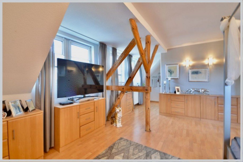 Sichtbare Balkenlage im Schlafzimmer Einfamilienhaus Hamburg
