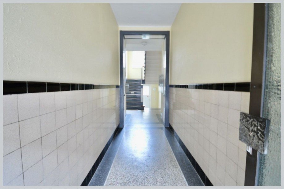 Gepflegter Hauseingang mit originalem Terrazzoboden Erdgeschosswohnung Hannover
