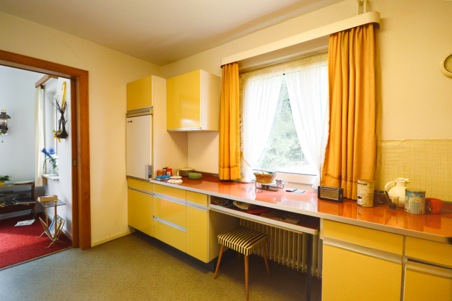 Ursprünglicher Zustand: Helle Küche mit Zugang zum Esszimmer Einfamilienhaus Kakenstorf