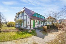 Eingangsansicht von Nordosten NATUR. RUHE. OSTSEE – IDYLLISCHES REIHENENDHAUS IM FERIENDORF AUF RÜGEN