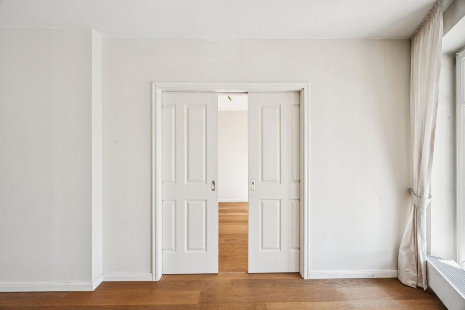 Wandintegrierte, doppelflügelige Schiebetür zum Arbeits- od. Esszimmer Etagenwohnung Ahrensburg