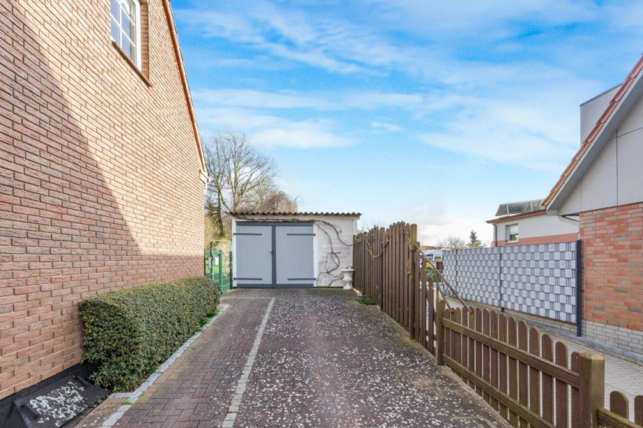 Eingefriedete Einfahrt zur Garage Einfamilienhaus Dassow