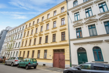 Straßenansicht von rechts RENDITESTARKE KAPITALANLAGE MIT GARTEN - IM REPRÄSENTATIVEN, BEREITS SANIERTEN ALTBAU IN EUTRITZSCH