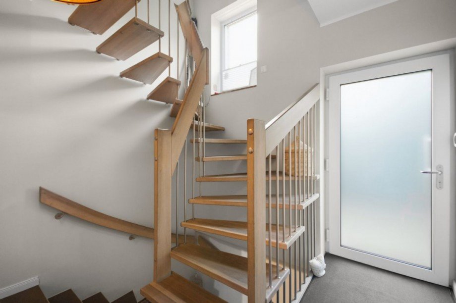 Diele mit Treppe zum OG Doppelhaush�lfte Großhansdorf