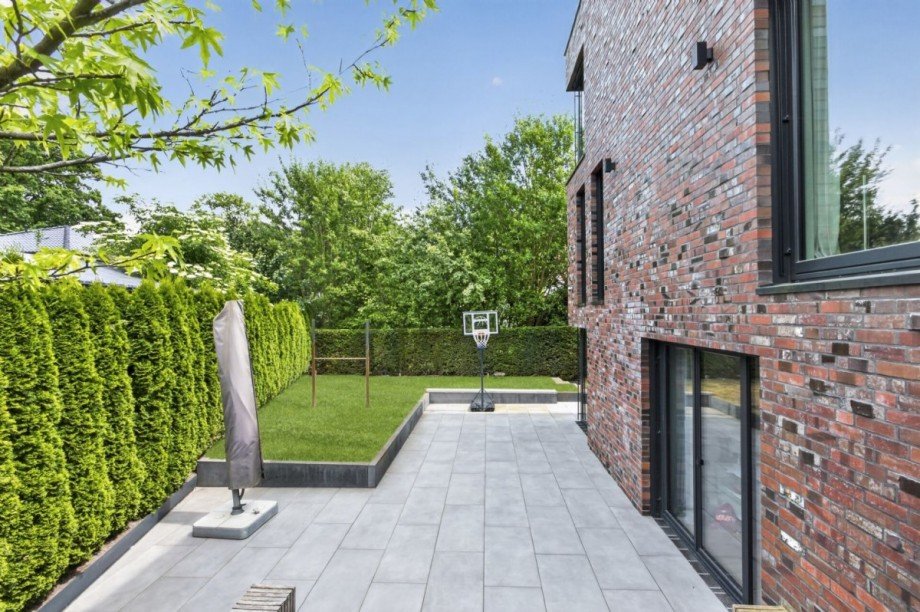 Ostseite der Stadtvilla mit Terrasse u. Garten Villa Großhansdorf
