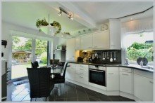 Moderne Einbauküche im Anbau zum Garten VERKAUFT! TOP-MODERNISIERTER GARTENTRAUM SUCHT NEUE FAMILIE