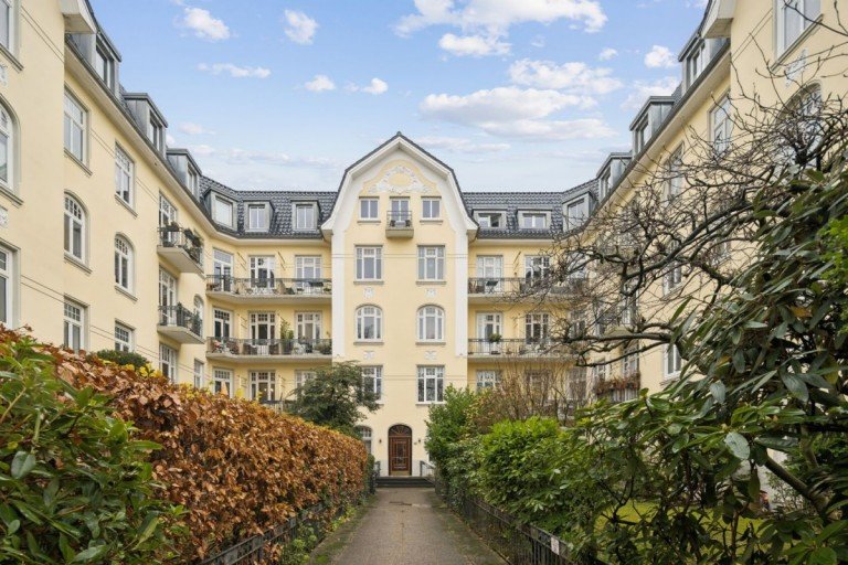Ein Exklusivangebot im Alleinauftrag der 4TREE CAPITAL Real Estate GmbH Hamburg - Winterhude Erdgeschosswohnung NEUER PREIS! URBANES LEBENSGEFÜHL IN UNMITTELBARER NÄHE ZUM RONDEELTEICH