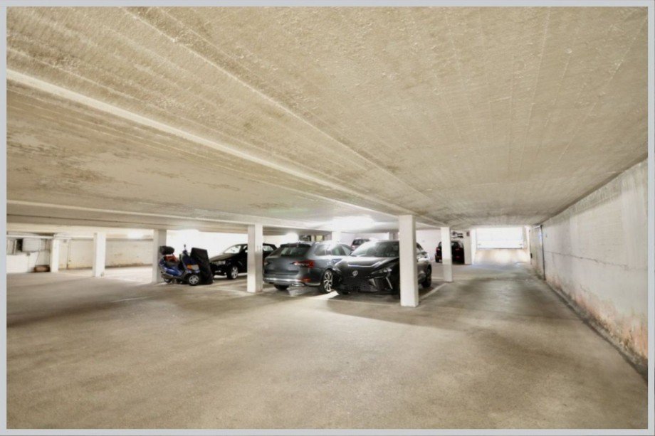 Große Tiefgarage mit elektrischem Tor Erdgeschosswohnung Hamburg