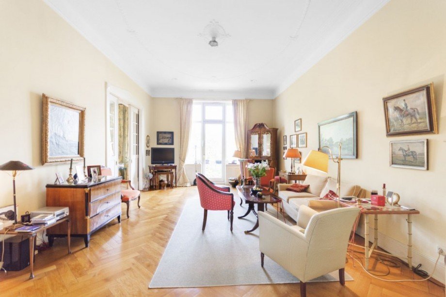 Wohnzimmer mit Zugang zum Balkon Etagenwohnung Hamburg