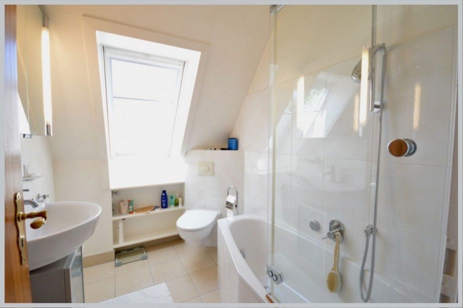 Helles, renoviertes Vollbad Dachgeschosswohnung Hamburg-Fuhlsbüttel