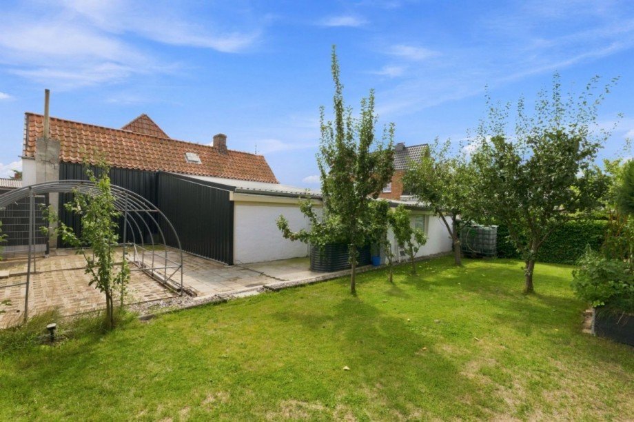 Garagenrückseite mit erneuertem Dach u. Seitenwand Einfamilienhaus Dassow
