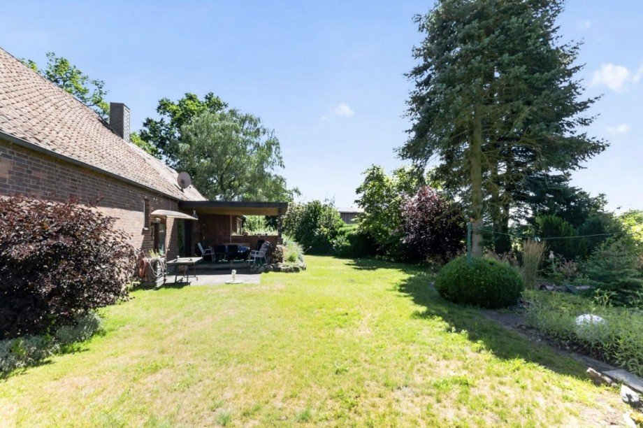 Geschützter Freisitz mit umgebenden Rasenflächen Landhaus Wrestedt