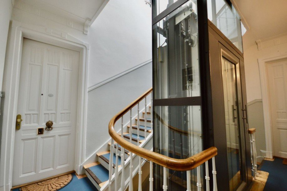 Renoviertes Treppenhaus mit Aufzug Erdgeschosswohnung Hamburg
