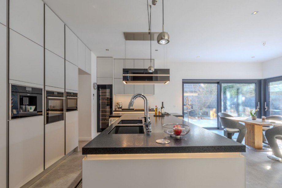 Profiküche mit zwei Spülbecken Einfamilienhaus Ammersbek