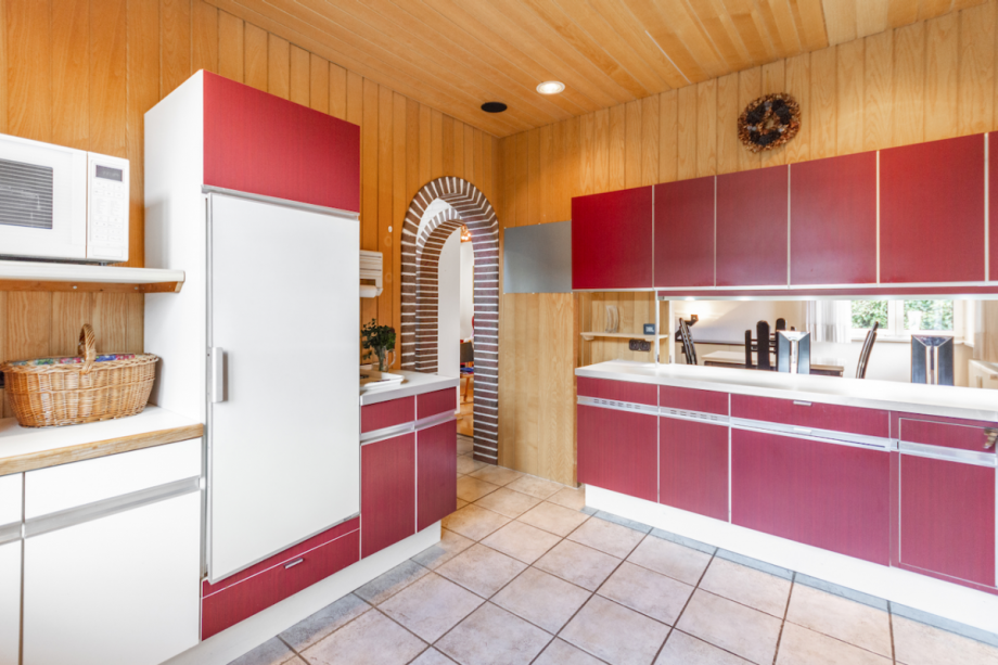 Helle Küche mit Durchreiche zum Esszimmer Einfamilienhaus Großhansdorf