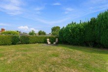 Freisitz im Garten RAUM FÜR FAMILIE. PLATZ FÜR IDEEN. EIN HAUS MIT GESCHICHTE IN OSTSEENÄHE.